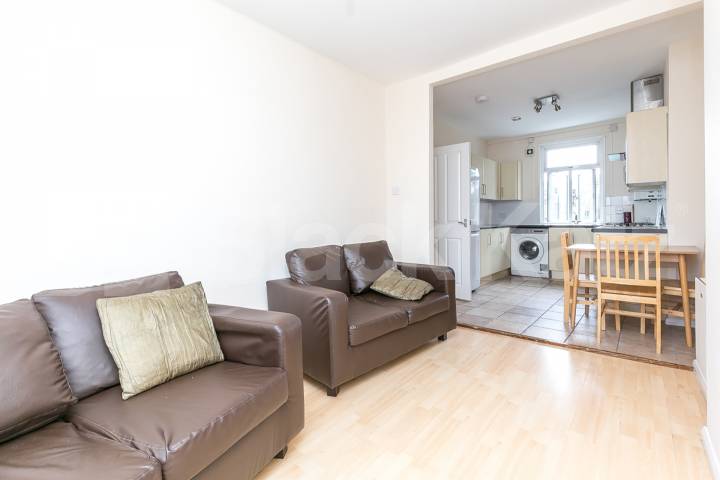 Top floor 3 bedroom apartment located within easy reach of local amenities  Annette Road, Holloway